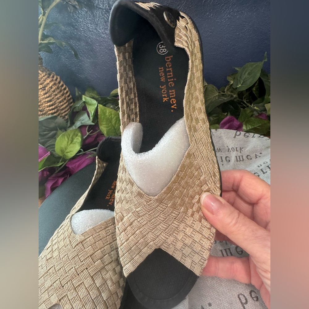 New In Box Bernie Mev “Dream” Woven Gold Slip-on Wedge Sandals Size 7-1/2 - Picture 4 of 5